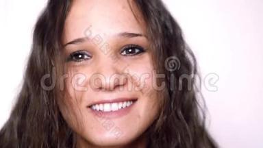 一幅美丽的年轻女子的特写肖像，卷发，在白色背景上以缓慢的动作微笑。 <strong>1920</strong>x1080